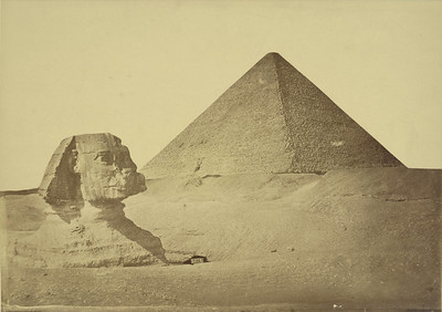 Esfinge egipcia y pirámide en el desierto