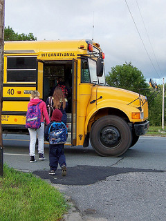 Niños que van a la escuela