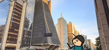 Mirando hacia los edificios