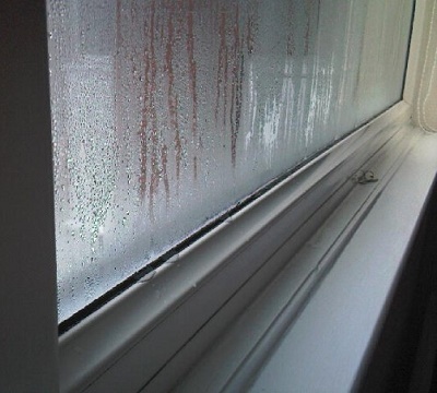 Se forma condensación en el lado de la ventana que está más cálido.