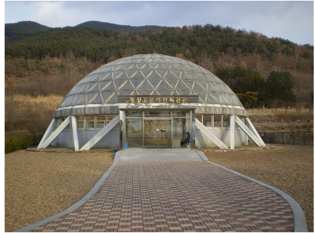Exhibición de una tumba de cúpula geodésica en Changnyeong, Gyeongsangnam-do, Corea del Sur.