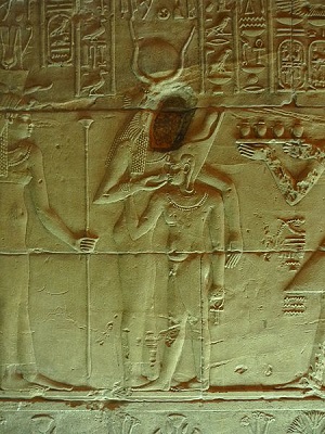 Una talla de Isis alimentando a un faraón del Templo de Isis en la isla de Philae