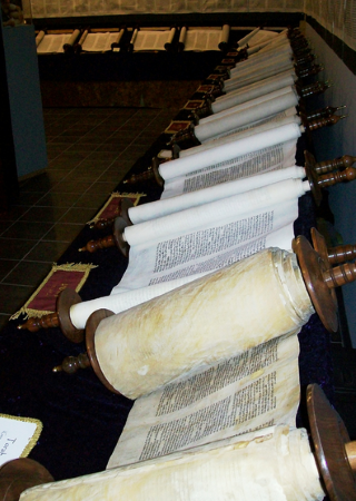 Imagen: Una serie de rollos que comprenden todo el Tanaj (Biblia judía).