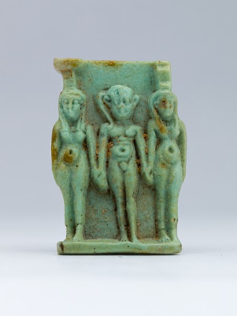 Amuleto verde que muestra a Neftis, Horus e Isis juntos