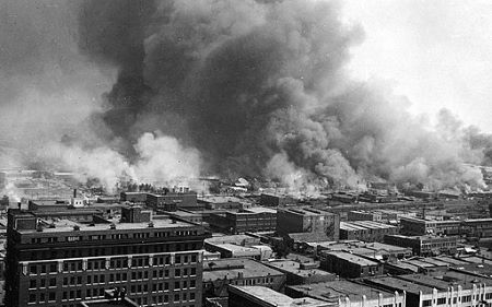 Foto de Tulsa ardiendo durante masacre racial