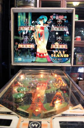 Colorido campo de juego de pinball y tablero