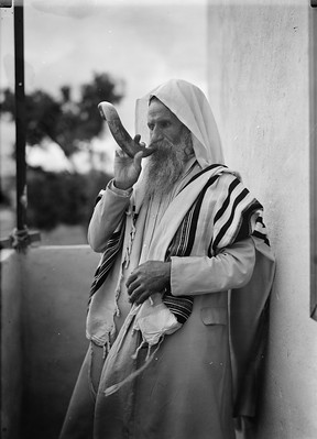 Fotografía en blanco y negro del hombre tocando el shofar