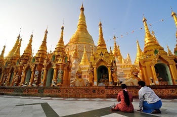 Pequeñas pagodas alrededor de la base