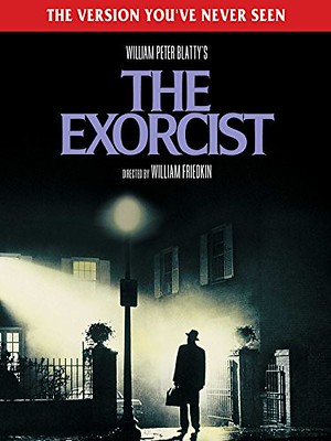cartel de la película El exorcista que muestra la silueta de un hombre iluminado por una farola