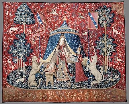 Tapiz con fondo rojo que representa a dos mujeres flanqueadas por un unicornio a la derecha y un león a la izquierda.