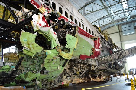 Una imagen del vuelo 800 de TWA destruido en su hangar.
