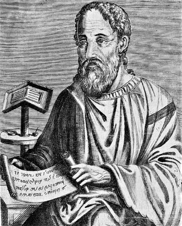 Tallado en madera en blanco y negro de un hombre barbudo, vestido con una túnica, sosteniendo un pergamino abierto con ambas manos.
