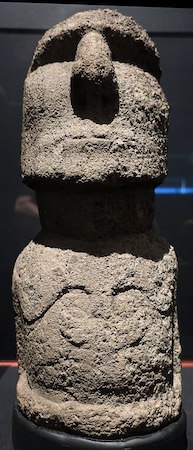 La foto de una figura humana de piedra gris de la Isla de Pascua es una obra notable de arte oceánico.