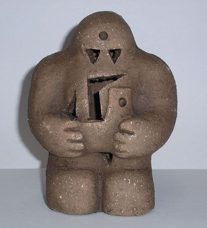 Una estatua de arcilla marrón del Golem de Praga.