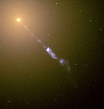 Um jato vindo do buraco negro no centro da galáxia M87