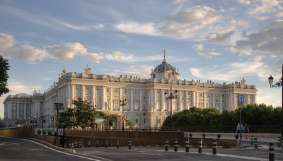 Exterior del Palacio de Madrid con talla barroca y detalles a lo largo del techo