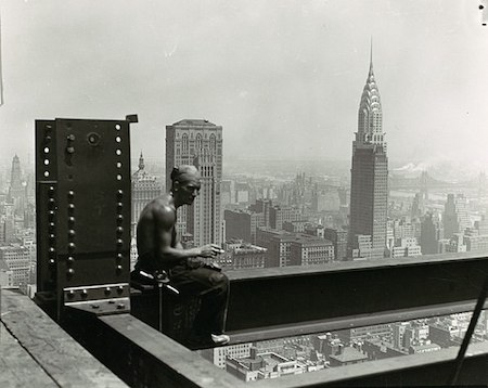 antigua fotografía en blanco y negro de un trabajador de la construcción mirando el Empire State Building
