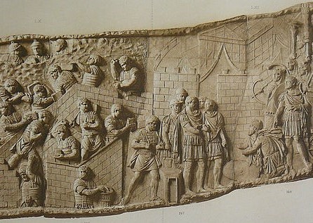 Un relieve en piedra que representa a hombres romanos y dacios.