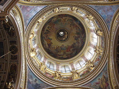 Fotografía del techo ornamentado de la cúpula principal dentro de la Catedral de San Isaac