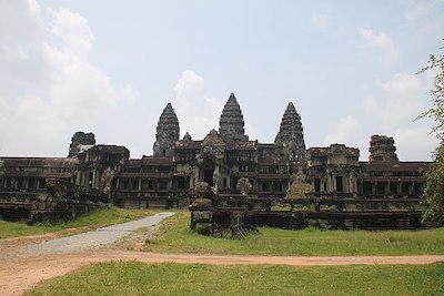 Fotografía del exterior de piedra oscura del antiguo templo hindú conocido como Angkor Wat