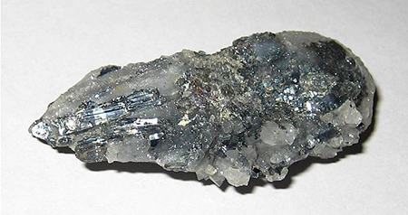 Esta imagen muestra un mineral compuesto de antimonio.