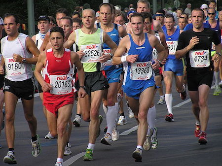 Un grupo de corredores en medio de una carrera.