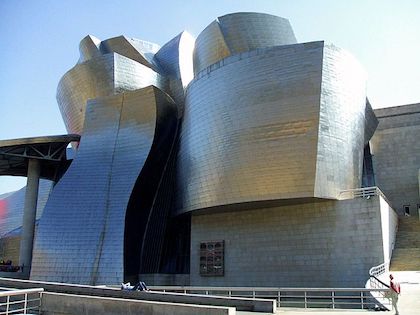 Fotografía de las paredes curvas exteriores del Museo Guggenheim Bilbao