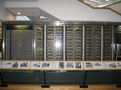 Se muestra una computadora grande y rectangular en exhibición. 