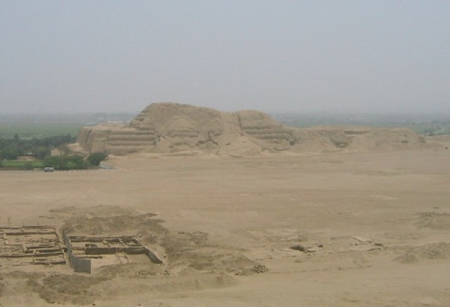Una imagen de la pirámide escalonada de la Huaca del Sol construida por los Moche en Perú