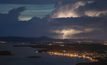 Las nubes cumulonimbus son un ejemplo común de lo que sucede en un frente frío.