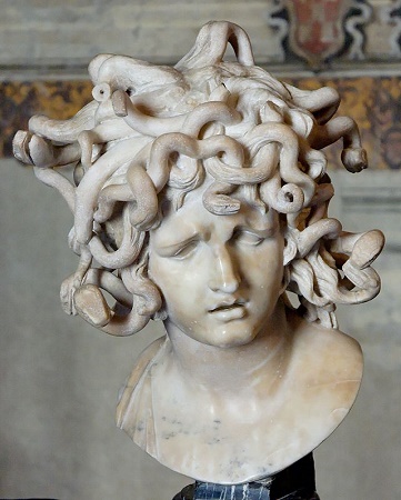 Escultura de mármol de la cabeza de Medusa.