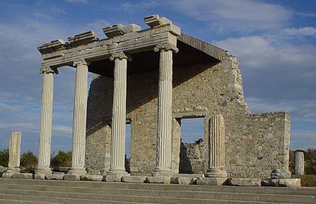 Columnas jónicas de una stoa en Mileto