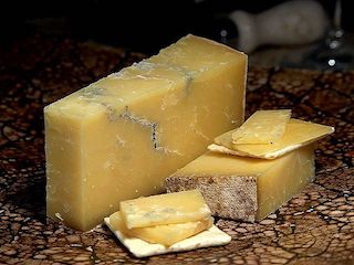 Una imagen de queso cheddar.