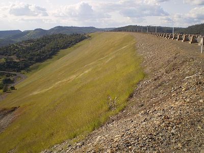 Fotografía de la presa de Oroville en el lago Oroville