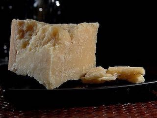 Una imagen de queso parmesano.