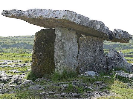 Fotografía de varias piedras grandes que sostienen una gran piedra horizontal encima de ellas para formar un dolmen megalítico.