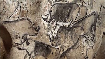 Una pintura de rinoceronte en una cueva.
