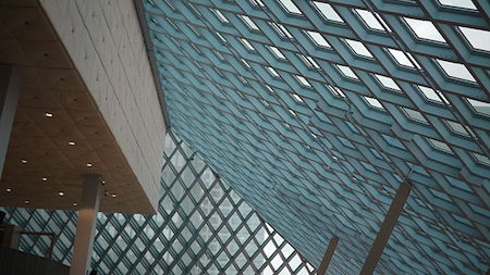 foto del interior de la Biblioteca de Seattle con varias ventanas diagonales que forman una pared
