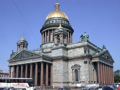 Fotografía del exterior de la Catedral de San Isaac que muestra la arquitectura y la forma generales.