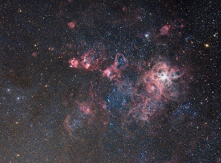 Una foto de la Nebulosa Tarántula en el cielo nocturno.