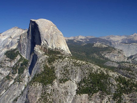 Un batolito de granito gigante de color gris y forma redondeada. Este batolito particular se encuentra en Yosemite.