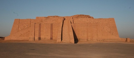 Gran pirámide escalonada Zigurat de Ur encontrada en Irán