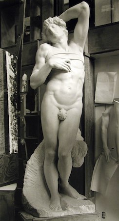 Una fotografía de El esclavo moribundo, una escultura de un joven con el brazo levantado detrás de la cabeza.