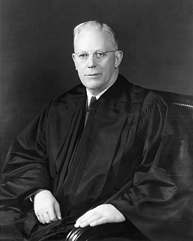 El presidente del Tribunal Supremo Earl Warren, quien escribió para la mayoría