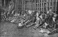 Niños tejiendo cestas en la colonia alemana de Camerún
