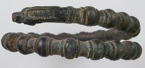 Fotografía en color del brazalete de bronce.