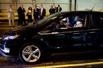 Barack Obama en un Chevy Volt (coche eléctrico)