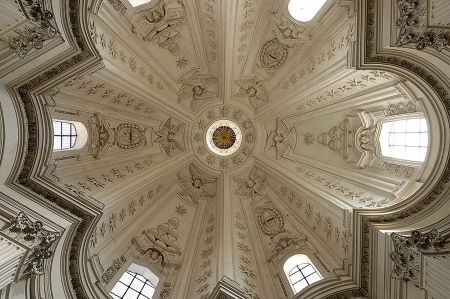 Imagen de la cúpula de Sant Ivo alla Sapienza que presenta una linterna en forma de sacacorchos y una base hexagonal curvada en los lados exteriores.