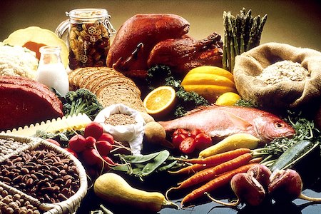 Imagen de diversos alimentos como frutas, verduras, pescado y carne, que contienen muchos nutrientes.