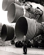 Von Braun en la base de Saturno V